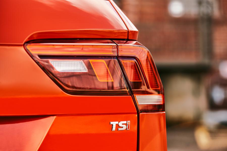 Детали экстерьера Volkswagen Tiguan S 2017 года  (NA) (фото 9 из 20)